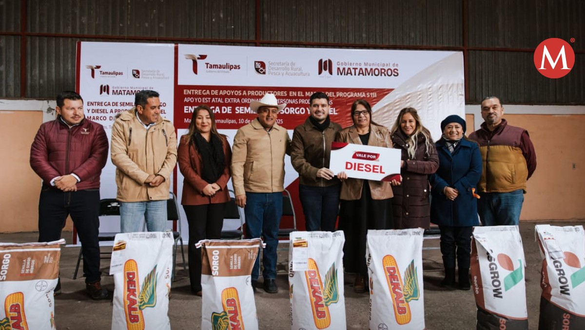 Alberto Granados, alcalde de Matamoros, entrega semilla y combustible a pequeños productores