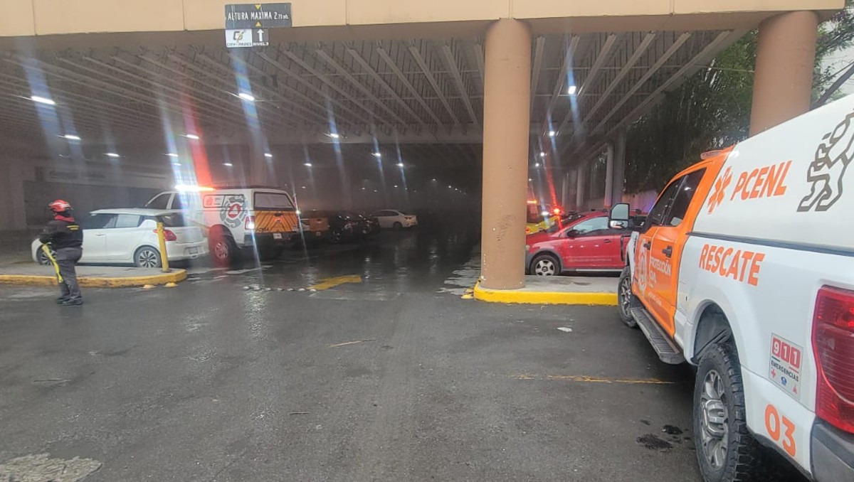 Bomberos de Nuevo León y rescatistas de Protección Civil se movilizaron a Plaza Real. / Especial