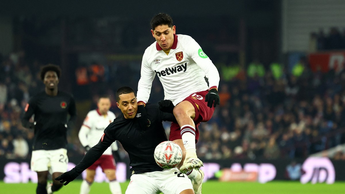 Edson Álvarez y West Ham quedan eliminados de la FA Cup frente al Aston Villa (Reuters)