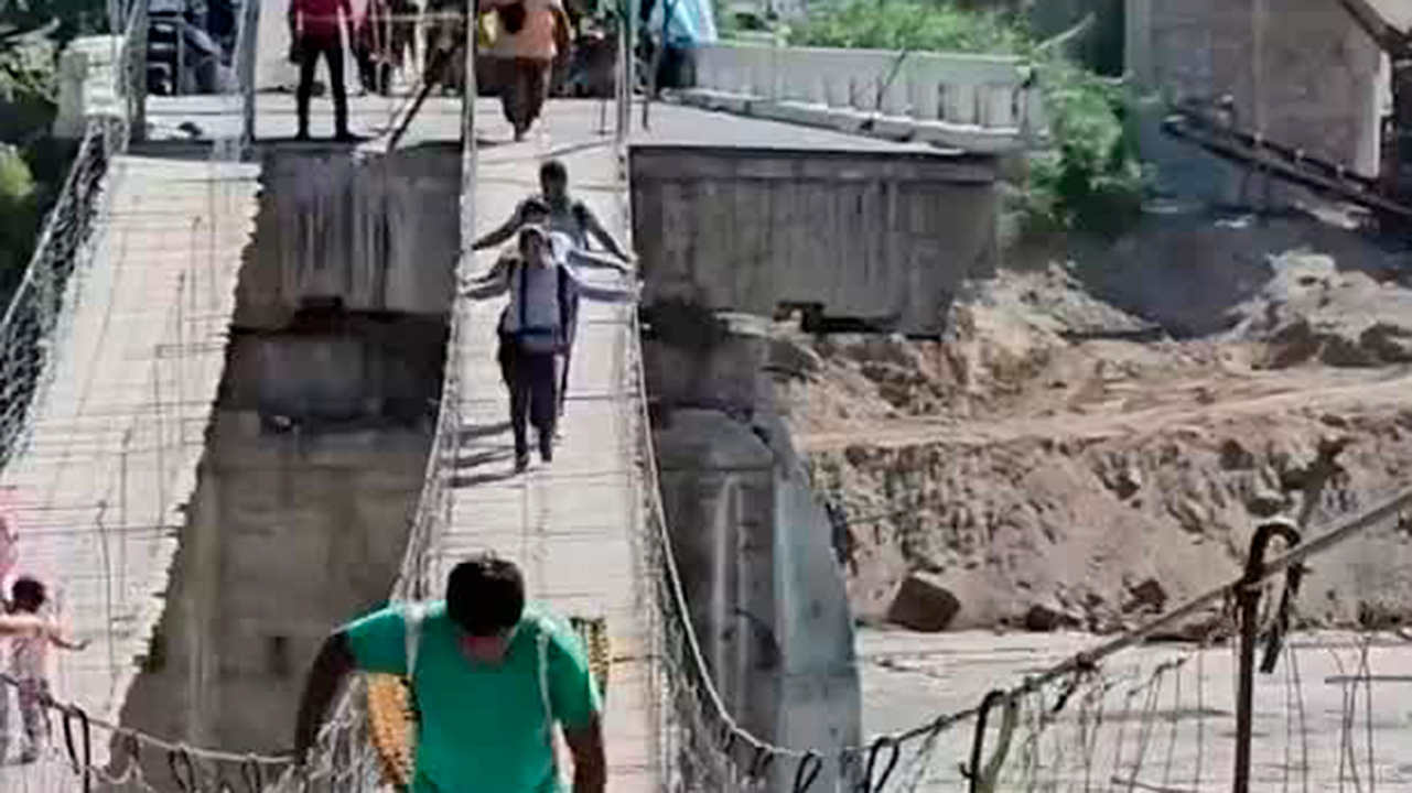 En Guerrero, habitantes exigen reparación del Puente Omitlán destrozado por el huracán 'John'