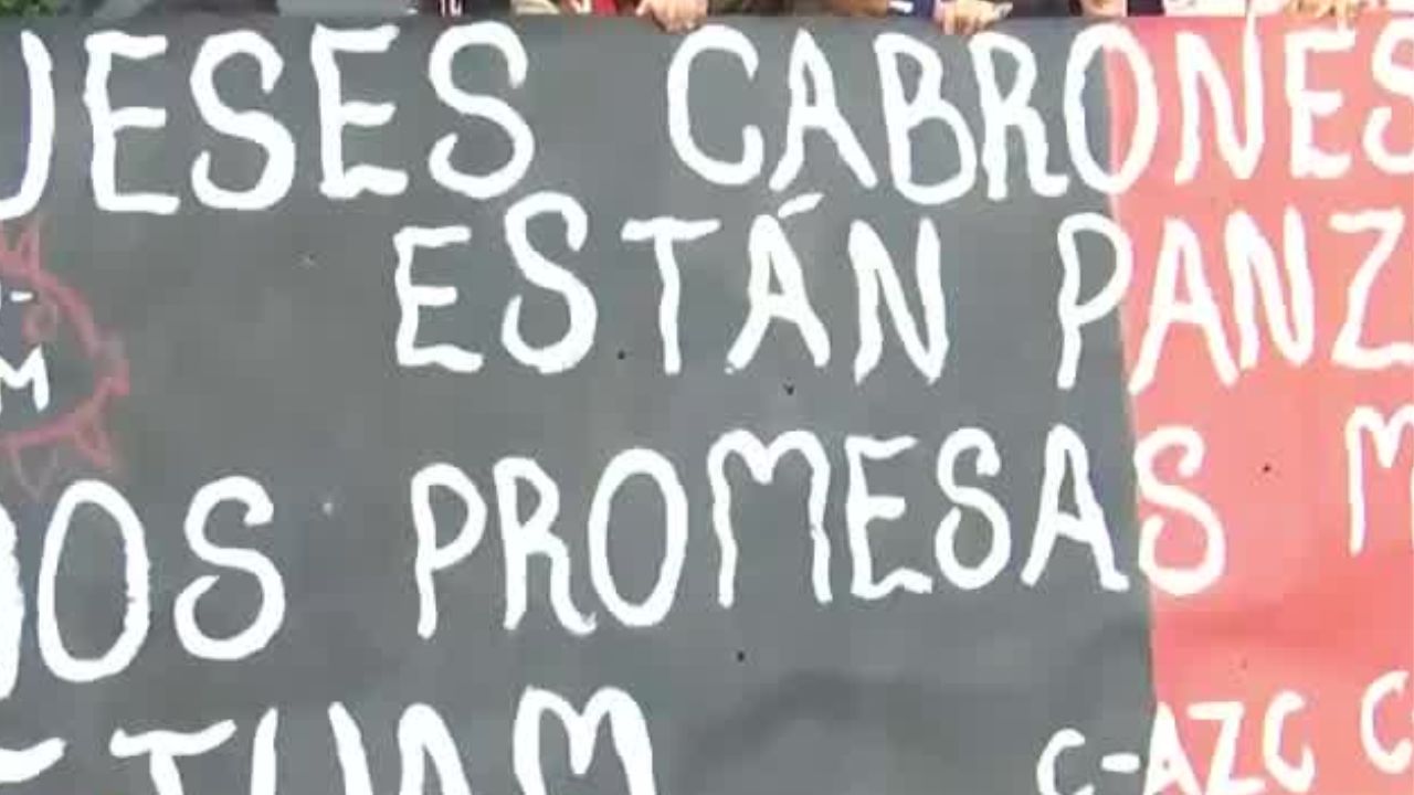 Integrantes del SITUAM se manifiestan en Avenida Constituyentes; piden aumento salarial