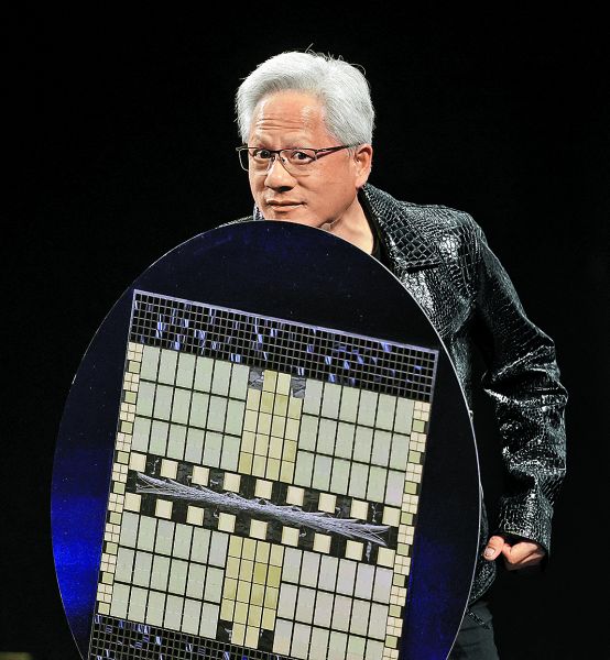 Jensen Huang, CEO de la firma presenta el chipset GB10. STEVE MARCUS/REUTERS