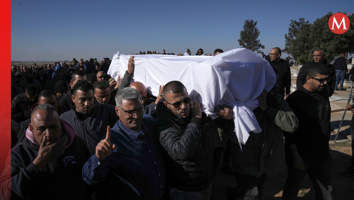 Miembros de la comunidad beduina cargan con el cuerpo de Yosef Al Zaydani, quien estaba retenido por Hamás en Gaza | AP