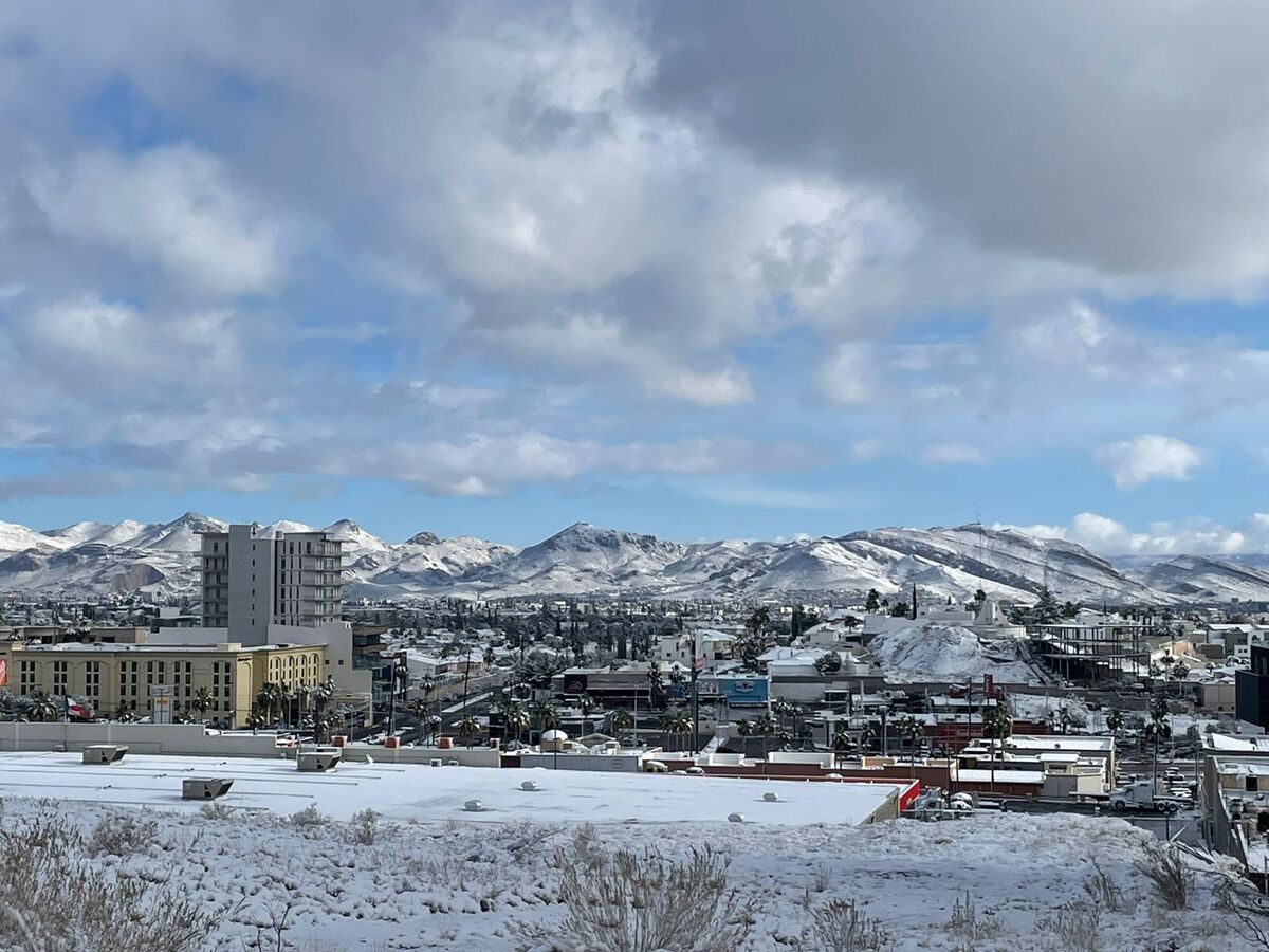 Migrantes refugiados es campamento por nevadas en Chihuahua.