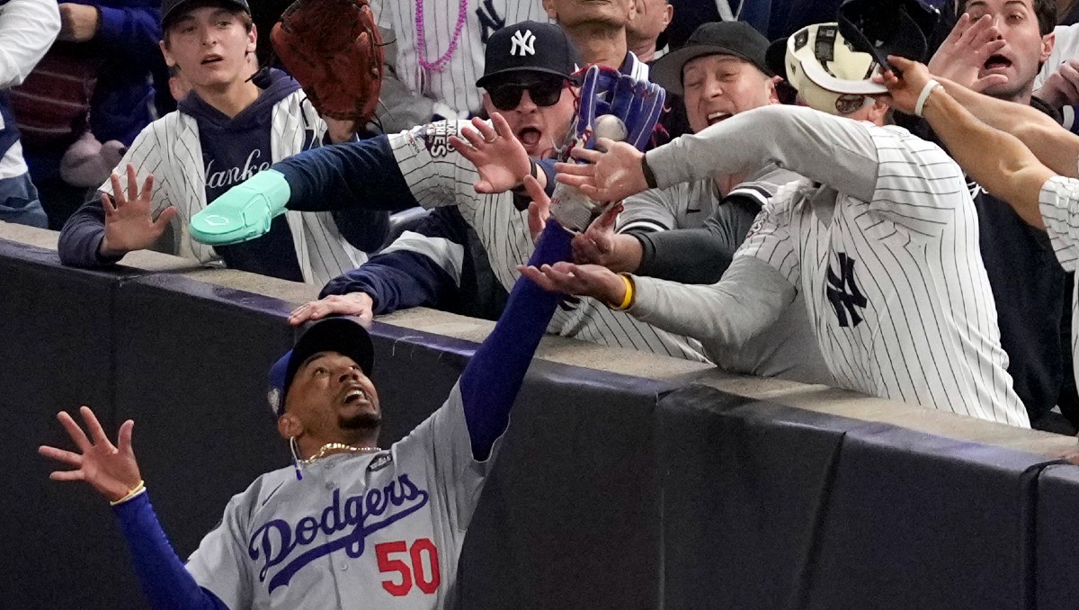 MLB veta a aficionados de Yankees que interfirieron en juego de Serie Mundial (AP)