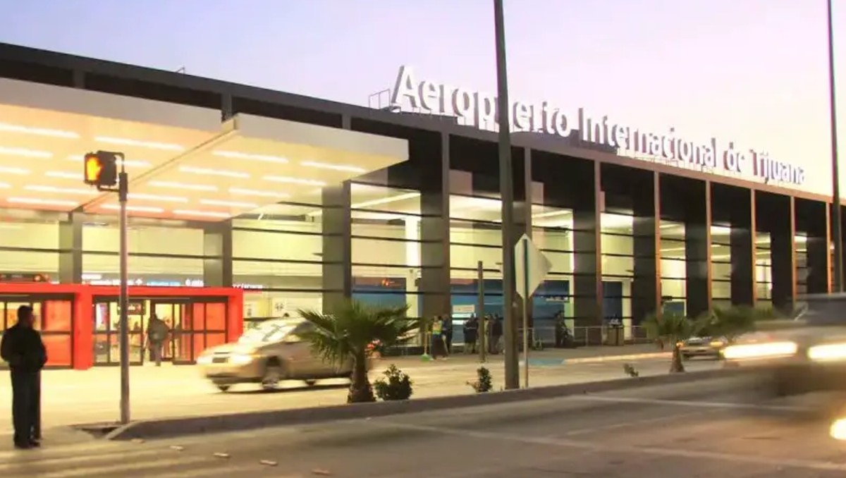 Denuncian detención de migrantes en el Aeropuerto de Tijuana, BC | Especial