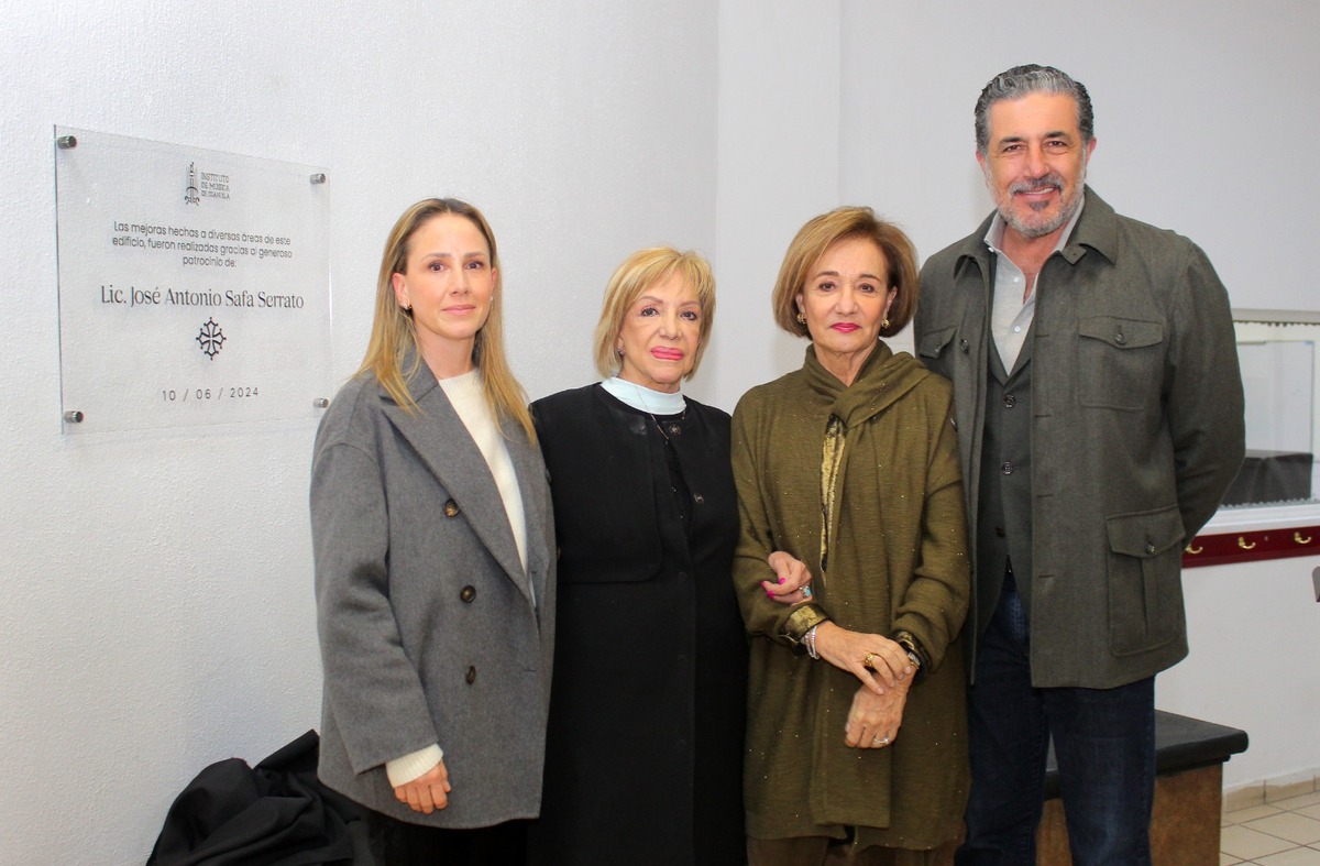 Margarita Serrato, madre de José Antonio, fue la encargada de develar la placa en honor a su hijo.  | Roberto Amaya