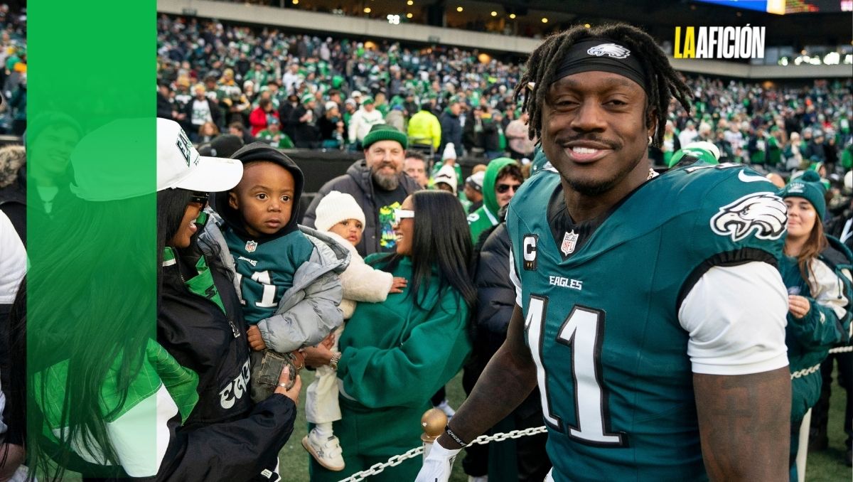 AJ Brown es captado leyendo un libro en banca en triunfo de Eagles (AP)