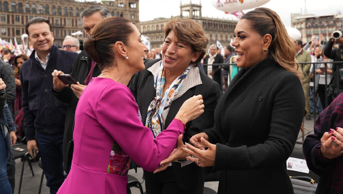 La gobernadora Delfina Gómez estuvo en primera fila del evento de Claudia Sheinbaum por sus 100 días de gobierno. Foto: (Especial)
