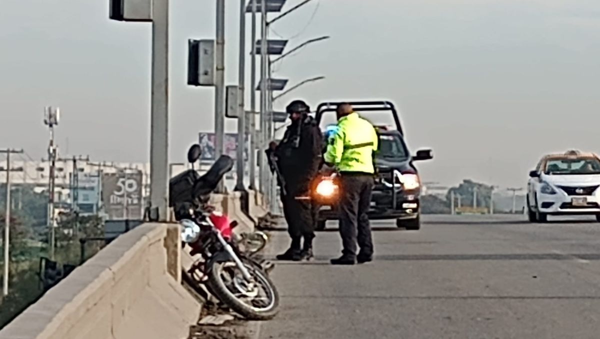 La motocicleta quedó recostada sobre un barandal de contención | Israel Santacruz