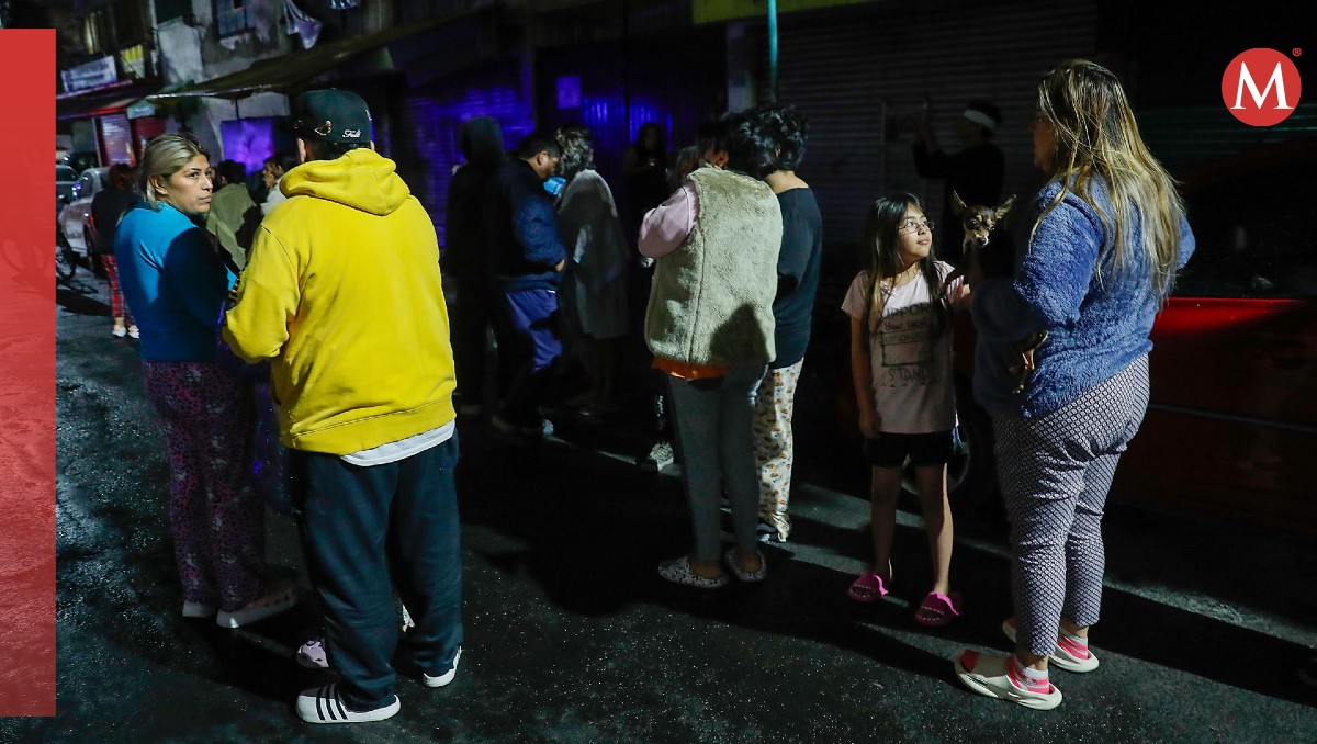 Las personas salieron de madrugada y bajo una fuerte lluvia. | EFE