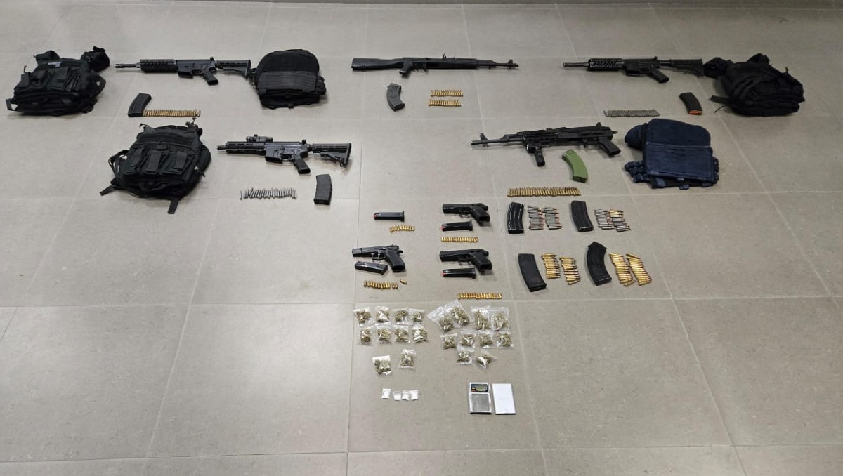 Armas de alto poder y droga aseguradas durante un operativo en Atotonilco de Tula, Hidalgo