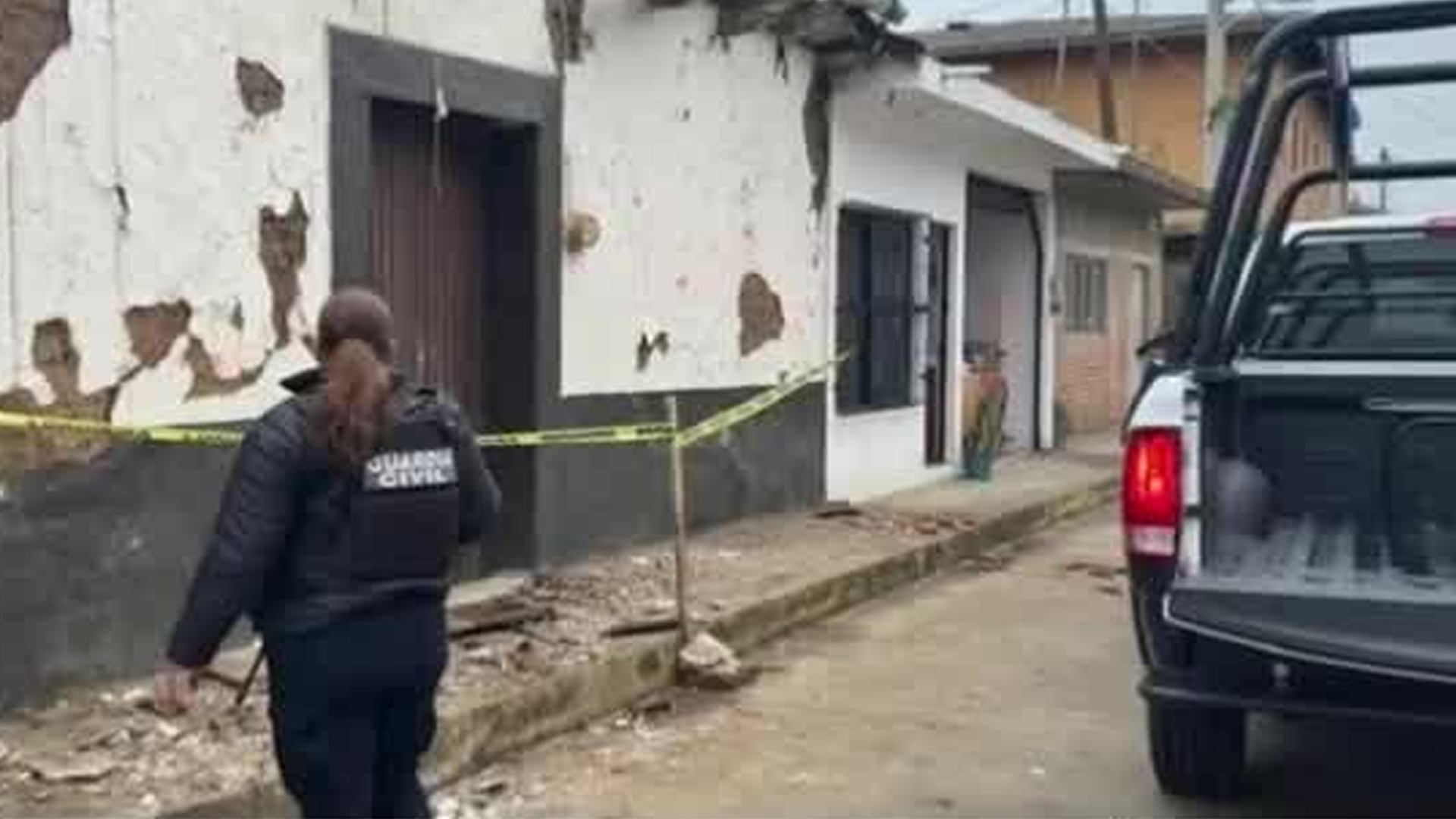 Atienden derrumbes causados por el sismo de 6.1 en Coalcomán, Michoacán