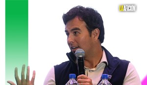 'Checo' Pérez podría llegar a la Fórmula E tras su salida de F1, según dejó entrever su padre Antonio.