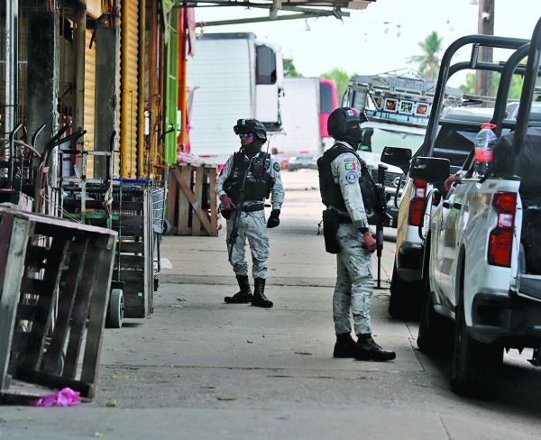 Elementos de seguridad en la central de abastos de Villahermosa. JORGE CARBALLO