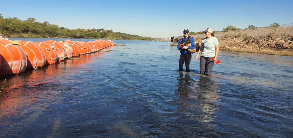 Greg Abbott mandó a instalas las Boyas en el Río Bravo.