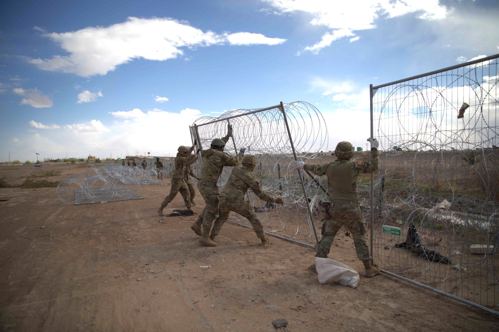 Guardia Nacional de EU se alista para evitar cruces de migrantes; colocan alambre de púas