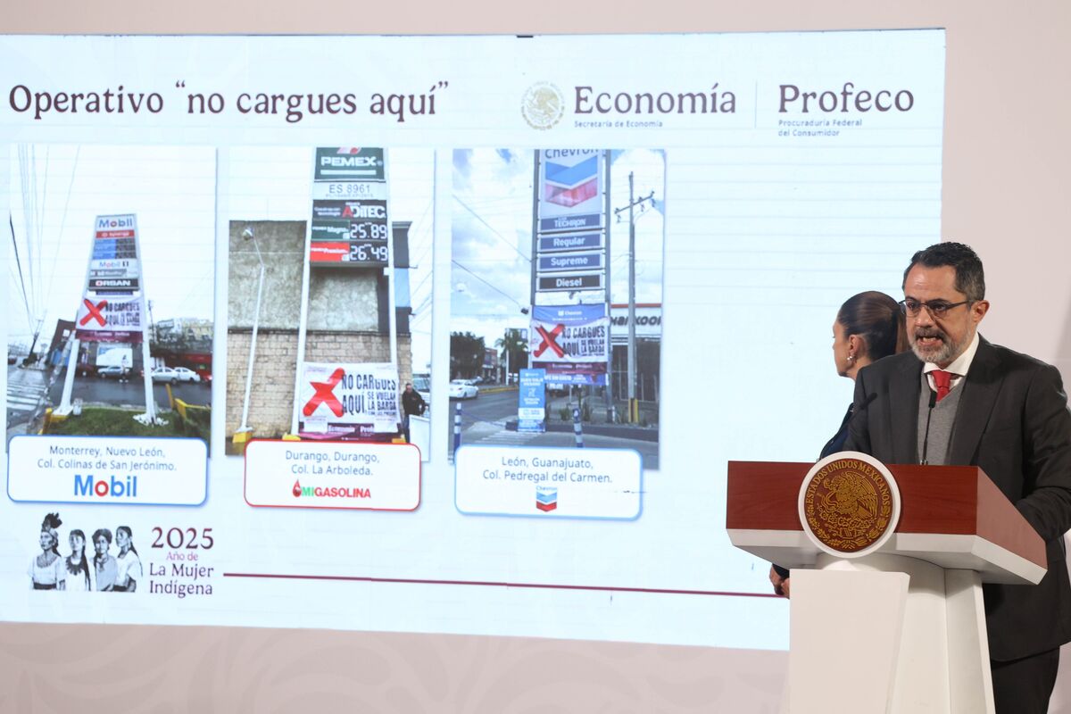 Iván Escalante muestra algunas imágenes de las gasolineras que les fueron colocadas las mantas. Foto: (Cuartoscuro)