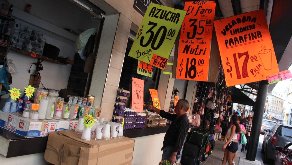 Las personas acuden a los centros de abasto en busca de descuentos. (Yazmín Sánchez)