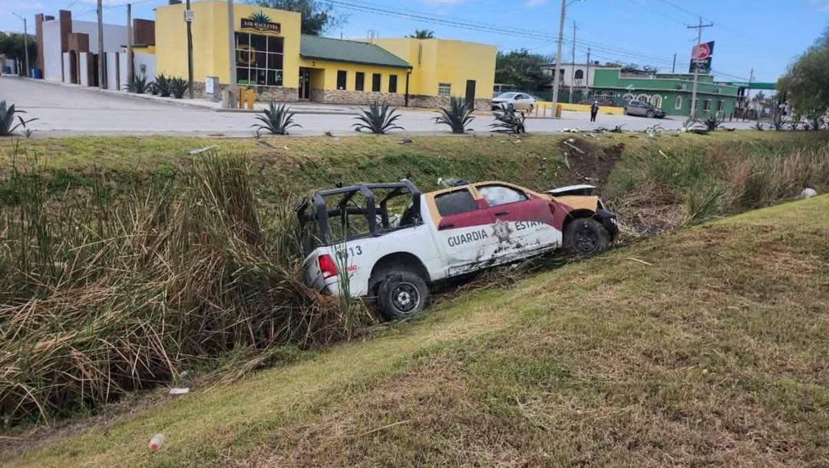 La unidad de la Guardia Estatal quedó dentro de un canal pluvial en Matamoros, Tamaulipas. (Especial)