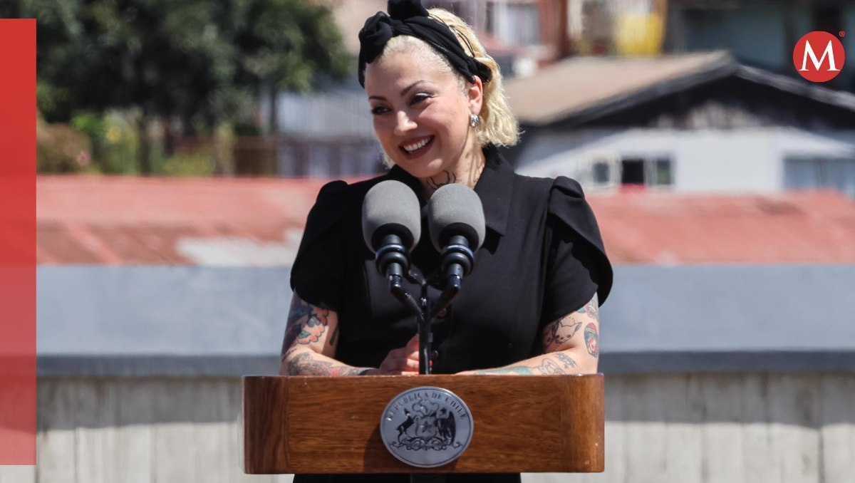 La artista Mon Laferte, habla durante la inauguración de la exposición "Te amo, Mon Laferte Visual" | EFE