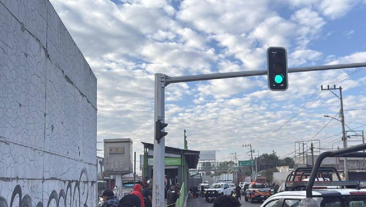 El cuerpo del motociclista accidentado quedó en el carril de la estación Insurgentes del Mexibús. Foto: (Especial)
