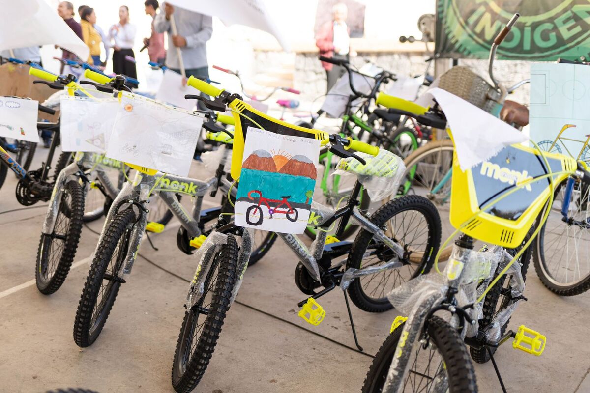 Entregan bicicletas a niñas y niños indígenas. (Especial)