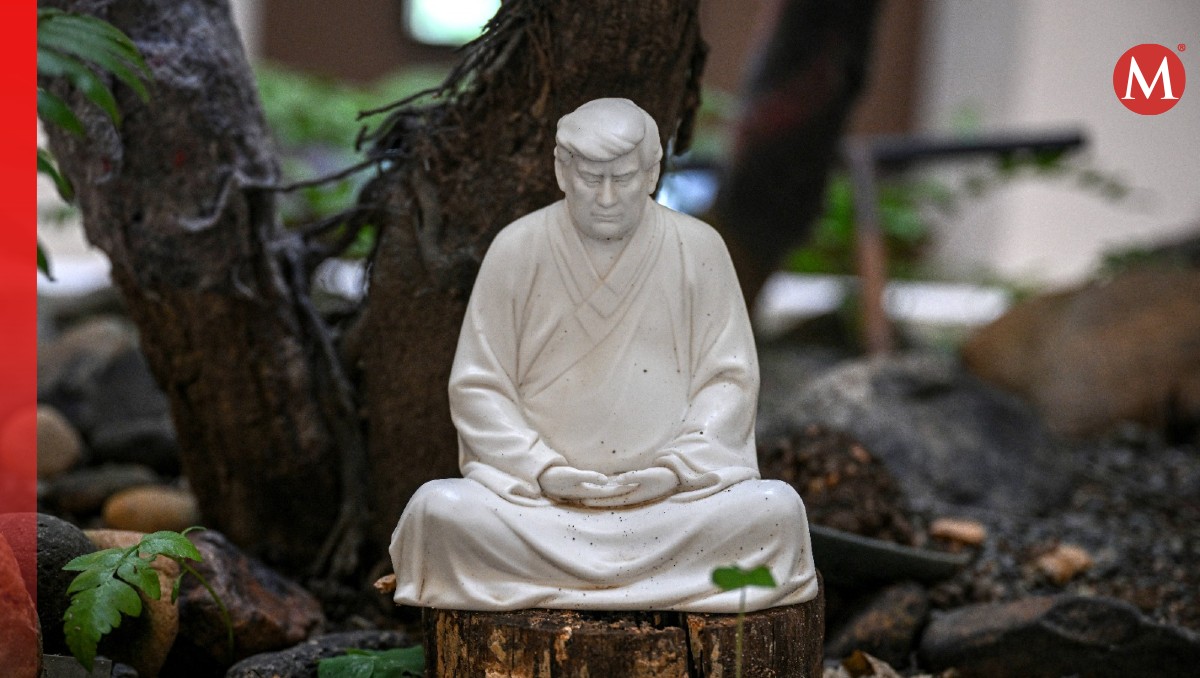 Estatua de porcelana de Donald Trump en la postura de meditación de Buda, obra de Hong Jinshi | AFP