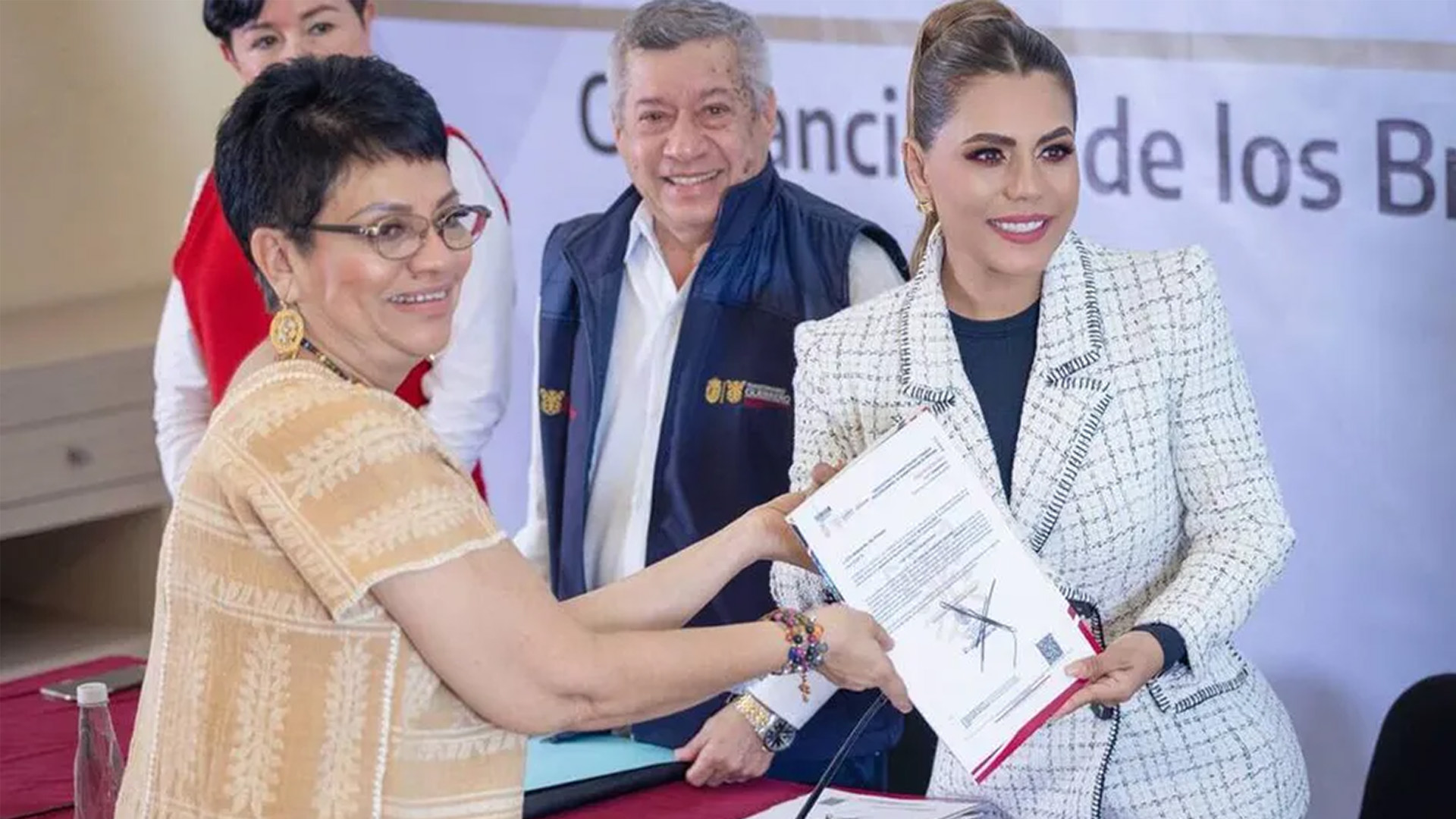 Evelyn Salgado entrega plazas a trabajadores de la educación en Guerrero