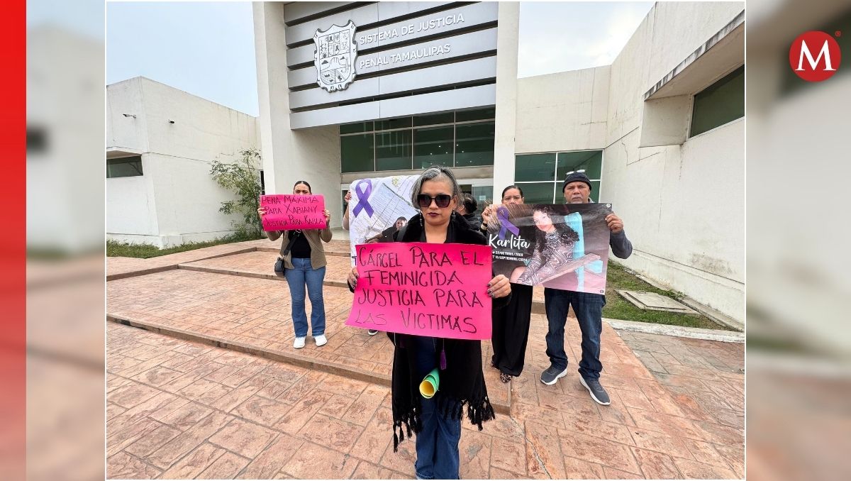 Integrantes del colectivo acompañaron a la familia de Karla Dorismar durante la audiencia. (Mario Juárez)