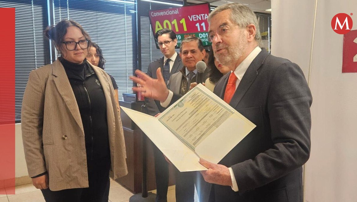 Juan Ramón de la Fuente entrega acta de nacimiento en Phoenix | Especial