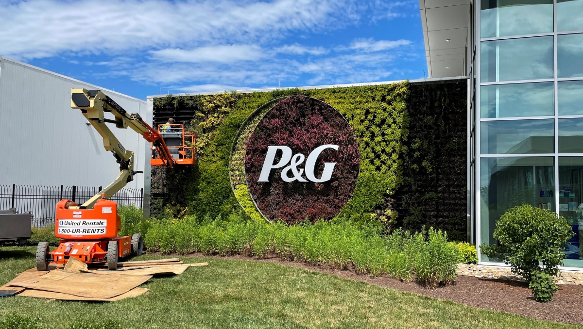 Pared de plantas con el logotipo de Procter & Gamble en la entrada de la fábrica de productos de limpieza. Mayo de 2021. Foto: Reuters