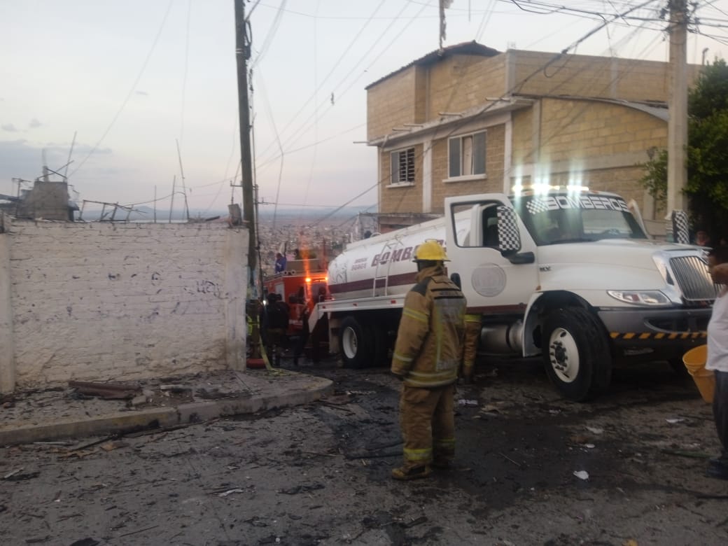 Bomberos se encuentran atendiendo a las víctimas de la explosión en el taller clandestino de pirotécnia en Chimalhuacán | Foto: Especial