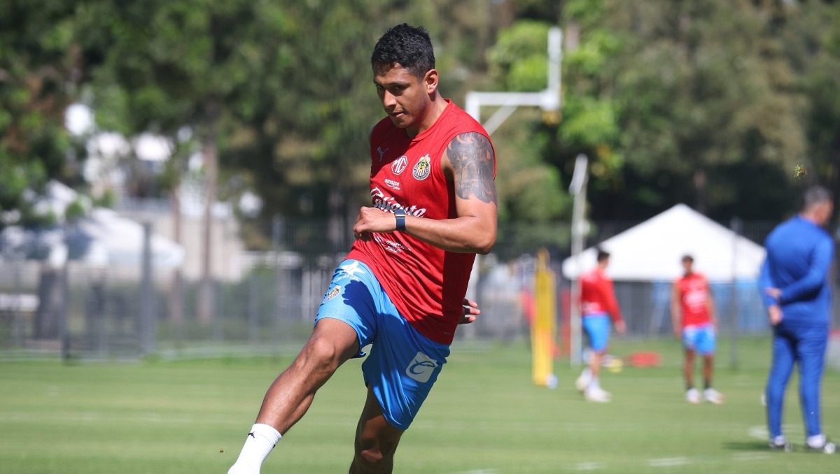 Chivas viajó a Aguascalientes con Romo y Chicharito (X @Chivas)