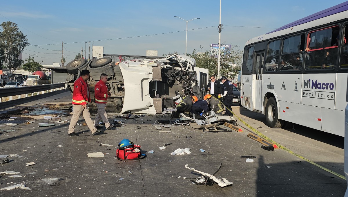 Fuerte choque afecta circulación en Periférico hoy 16 de enero (Juan Carlos Munguía)