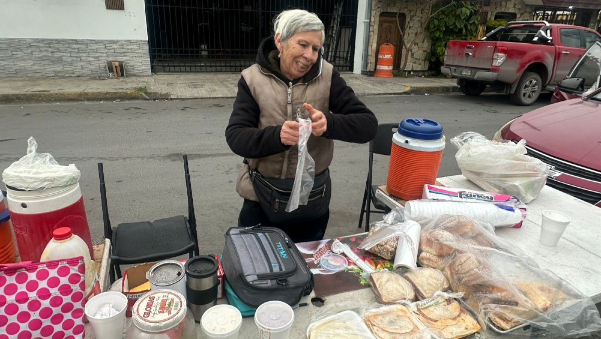 María Candelaria vende tacos, lonches y pan y bebidas calientes desde las 7:00 de la mañana / Sandra González