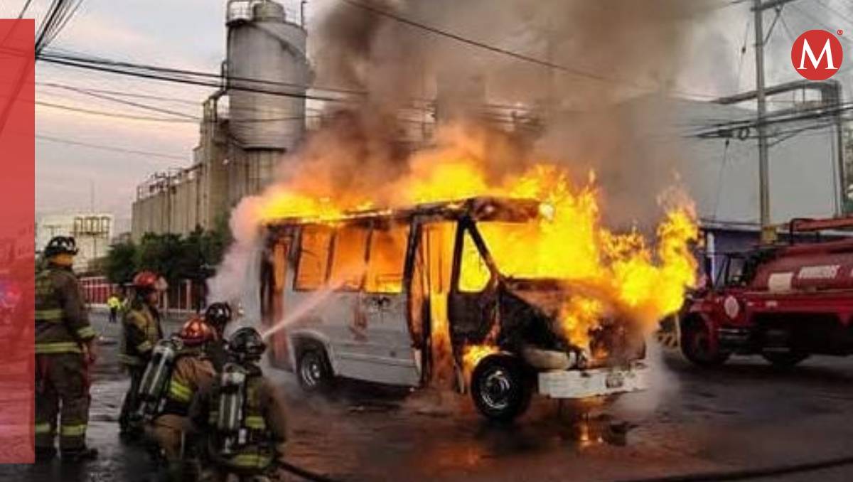 Un microbús de pasajeros se incendio la mañana de este jueves en la zona centro de Tlalnepantla. | Especial