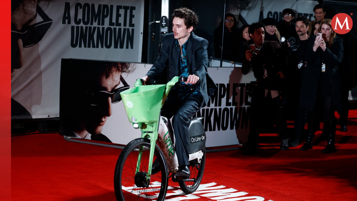 Multan a Timothée Chalamet tras llegar en bici a alfombra roja | AFP