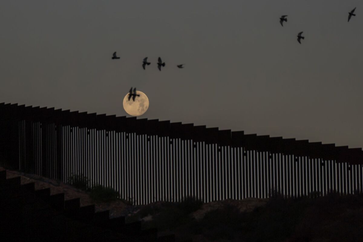 Muro fronterizo a la altura de Playas de Tijuana. | Cuartoscuro