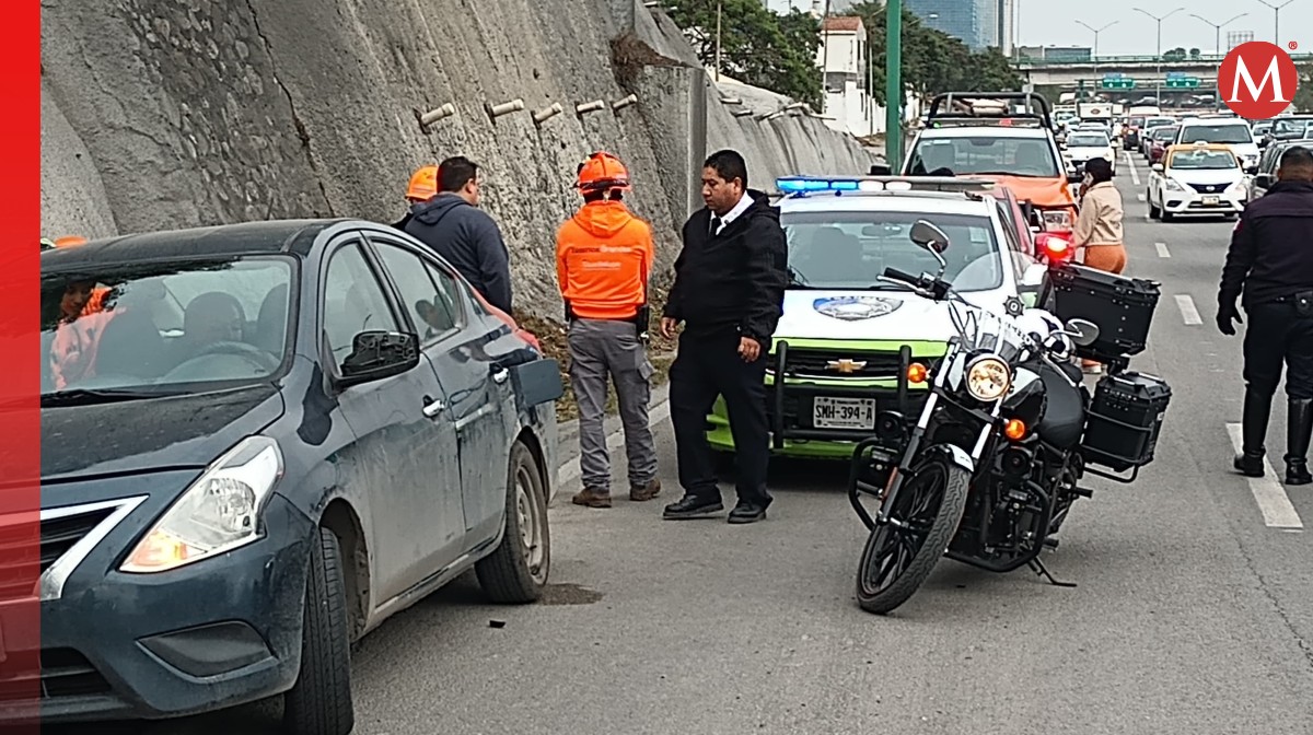 Padre de familia deja a su bebé en plena avenida Constitución. Foto: Ángel Mercado