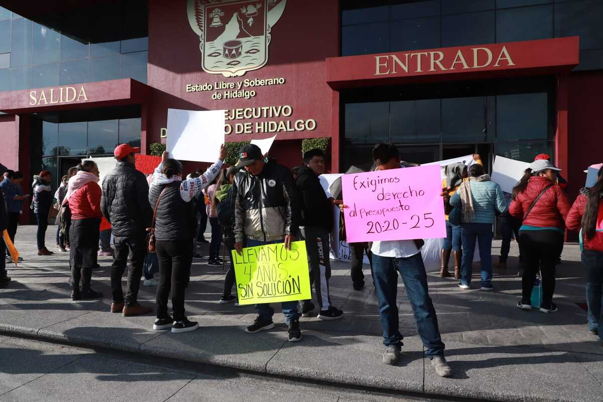 Padres de familia protestan en Palacio de Gobierno de Hidalgo