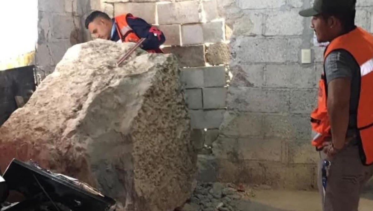 Roca de gran tamaño cae dentro de una vivienda en Meztitlán
