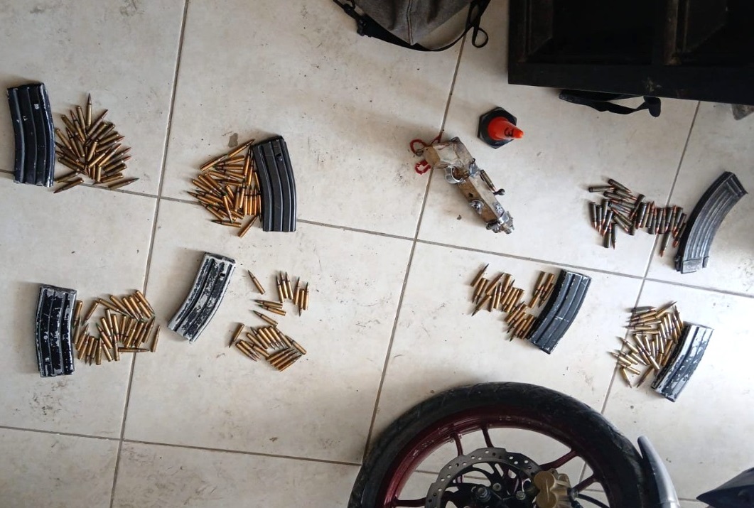 Armas y cartuchos fueron asegurados. (Cortesía)