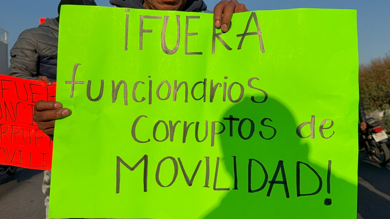 Tras desacuerdo con autoridades, transportistas avanzan hacia el Zócalo en CdMx