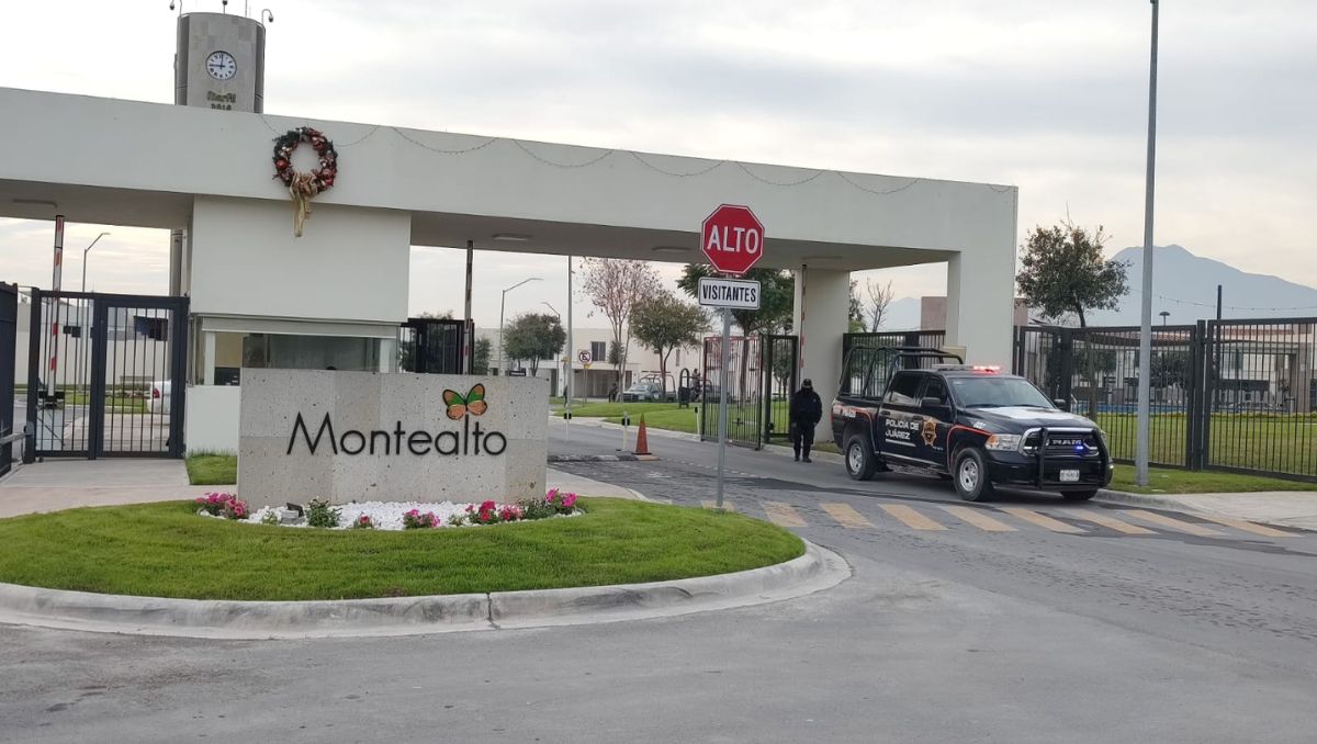 Elementos de Fuerza Civil, la Fiscalía General de Justicia, del Ejército y la Policía Municipal de Juárez resguardan el sitio. Agustín Martínez