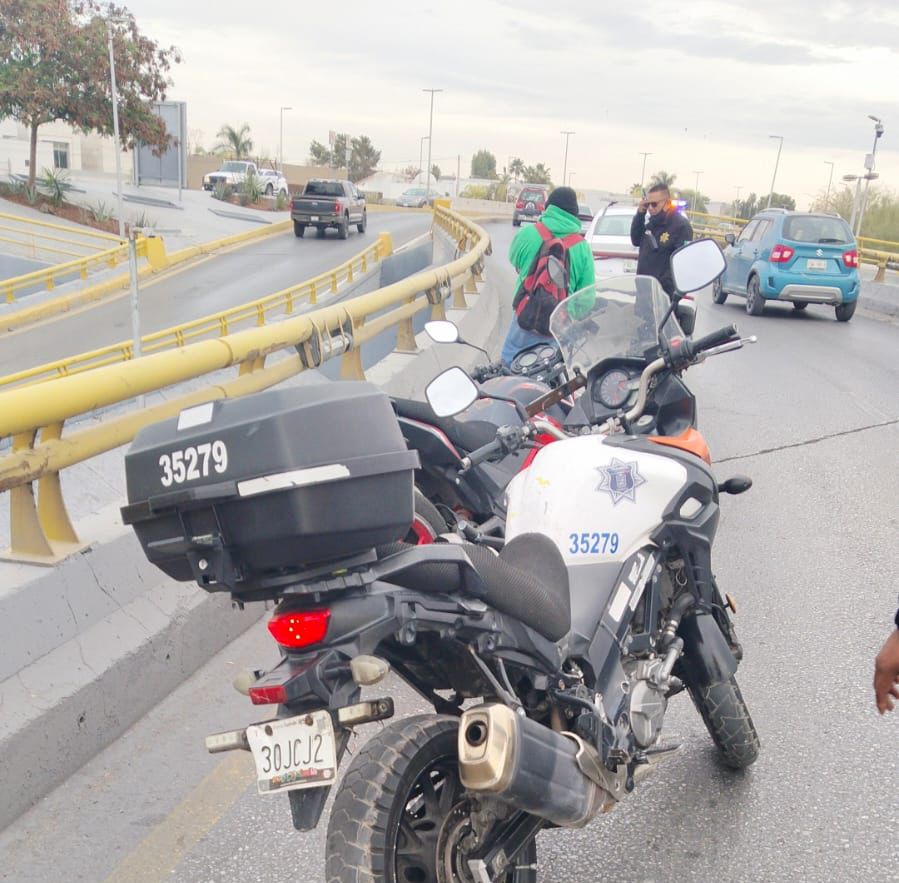 Un motociclista resultó lesionado luego de derrapar y chocar contra el muro del Nudo Mixteco que conduce al bulevar La Nogalera. | Especial
