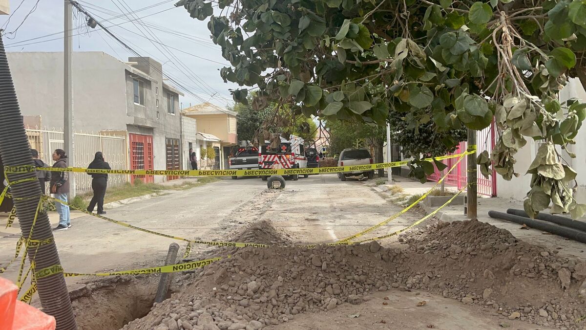 Muere trabajador al caer en zanja en Torreón. | Especial