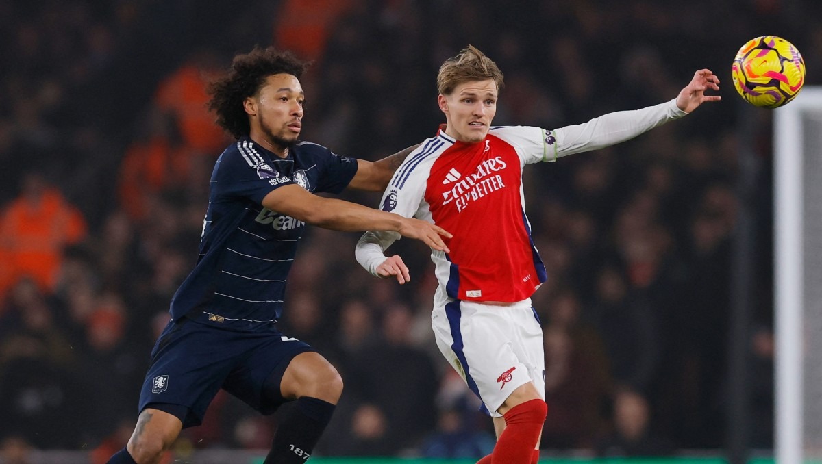 Arsenal deja ir ventaja de dos goles ante Aston Villa y se aleja del título (Reuters)