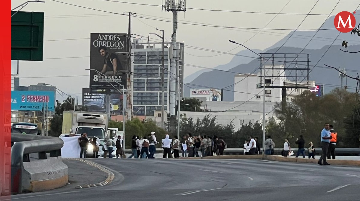Bloqueo en avenida Garza Sada. Foto: Édgar Plata