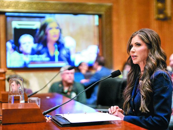 La aún gobernadora de Dakota del Sur responde preguntas en la audiencia para su ratificación en el Senado. AFP